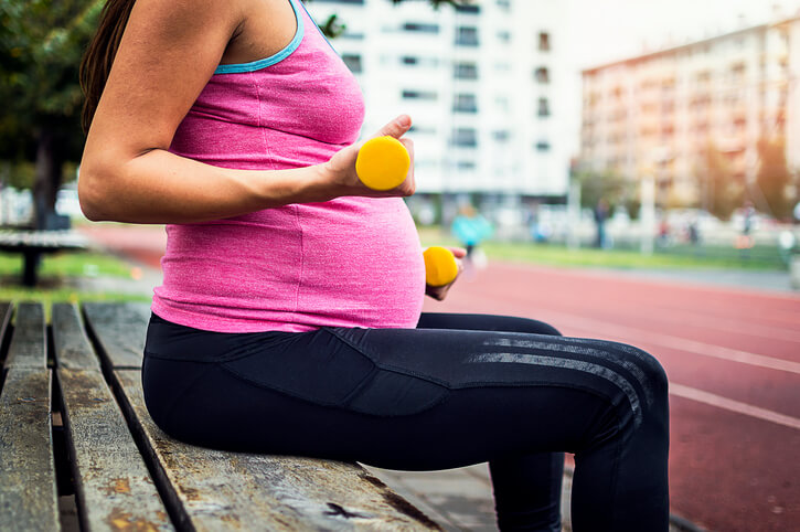 A pregnant woman does strength training exercises to prevent diabetes